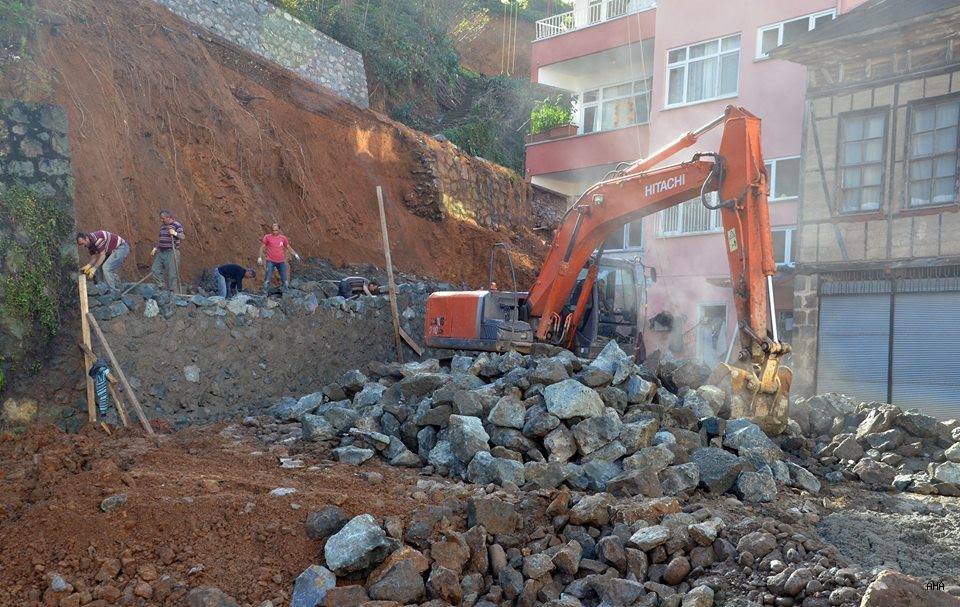 Büyükşehir Belediyesi, Sürmene’de heyelanın izlerini ortadan kaldırıyor