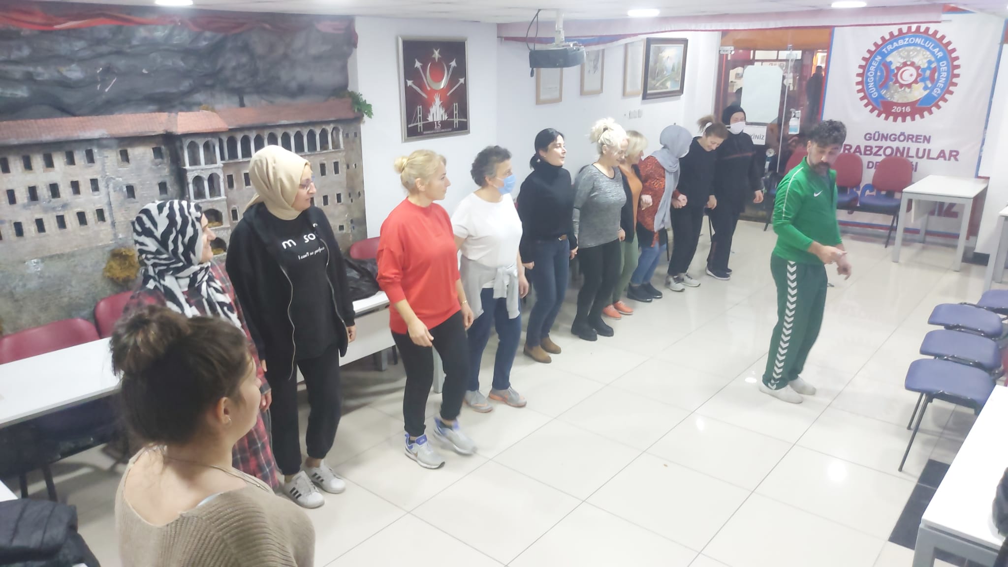 Güngören Trabzonlular halk oyunları kursu horonu herkese aşılıyor