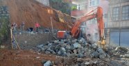 Büyükşehir Belediyesi, Sürmene’de heyelanın izlerini ortadan kaldırıyor